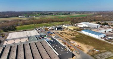 Endüstriyel şehir bölgesindeki malzeme depolarının ve lojistik merkezlerinin yukarıdan görünüşü.