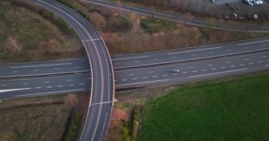 Anayol kavşağının hava görüntüsü ve yoğun trafik var. Birçok araba ve kamyonla şehirlerarası ulaşım.