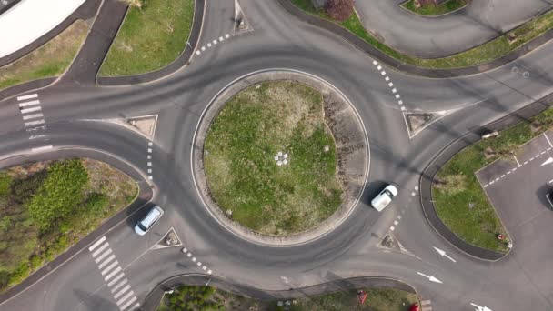 Vista Aérea Intersección Rotonda Carretera Con Tráfico Pesado Movimiento Rápido — Vídeos de Stock