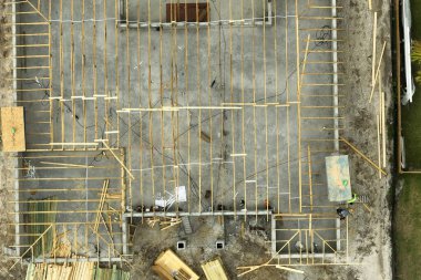 Ahşap çatı kirişleri döşenmeye hazır tuğla beton duvarlı tamamlanmamış özel evin havadan görüntüsü. Endüstriyel yapı.