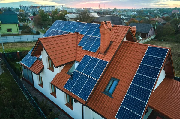 Temiz Ekolojik Elektrik Enerjisi Üretmek Için Sıralanmış Mavi Güneş Fotovoltaik — Stok fotoğraf