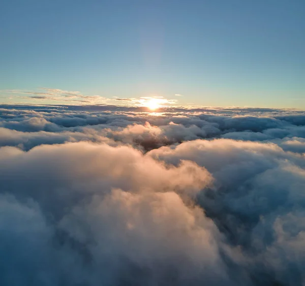Αεροφωτογραφία Από Ψηλά Μεγάλο Υψόμετρο Πυκνών Φουσκωτών Νεφών Που Πετούν — Φωτογραφία Αρχείου