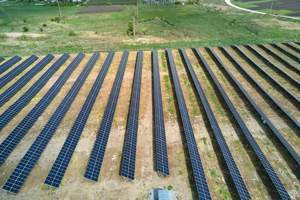 拥有多排太阳能光电面板的大型可持续发电厂的空中景观 以生产清洁的生态电能 可再生能源 零排放概念 — 图库照片