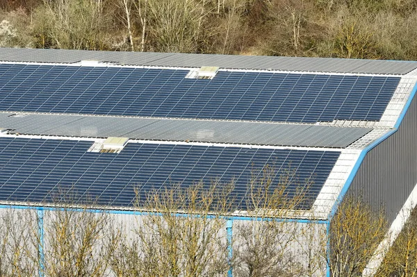 Vista Aerea Pannelli Solari Fotovoltaici Blu Montati Sul Tetto Edificio — Foto Stock