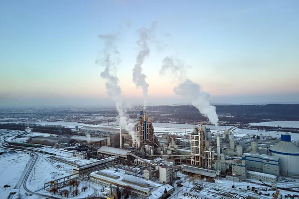 Luftaufnahme Einer Zementfabrik Mit Hoher Betonwerkstruktur Und Turmdrehkranen Industriegebiet Treibhausgase — Stockfoto