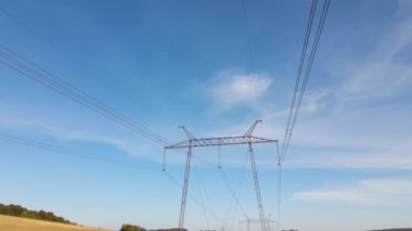 Elektrik hatları olan yüksek voltaj kulesi elektrik enerjisini kablolardan geçiriyor..