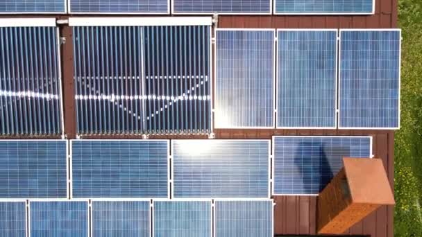 用一排蓝色光电面板和真空空气太阳能集热器建造屋顶 用于水加热和产生清洁的生态电 零排放可再生能源和热能 — 图库视频影像