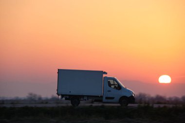 Kargo kamyonu akşamları otobanda mal taşıyor. Teslimat ulaşım ve lojistik kavramı.