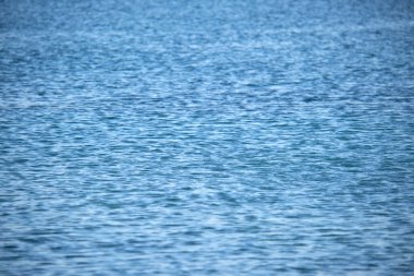 Küçük dalgalı mavi deniz suyunun yakın deniz yüzeyi.