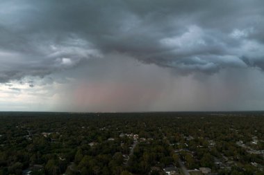 Kasaba üzerinde sağanak fırtınadan önce fırtınalı gökyüzünde oluşan kara uğursuz bulutların manzarası..