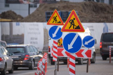 Yol çalışmaları trafik işaretlerini uyardı. Şehir caddesinde inşaat çalışması ve yavaş hareket eden arabalar..