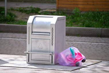 Paslanmaz çelik çöp tenekeleri. Şehir sokaklarında geri dönüşüm çöplerinin ayrı olarak atılması için..