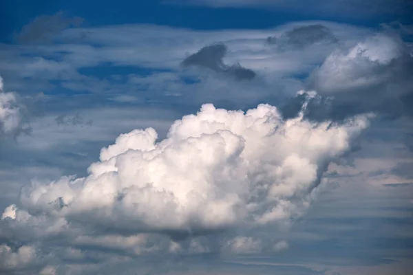 Jasny Krajobraz Białych Chmur Puszystych Cumulus Błękitnym Bezchmurnym Niebie — Zdjęcie stockowe