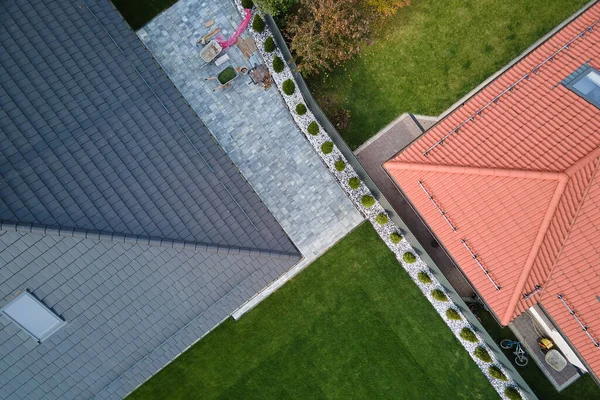 Detailní Záběr Střechy Domu Pokryté Keramickými Šindely Dlážděná Krytina Budovy — Stock fotografie