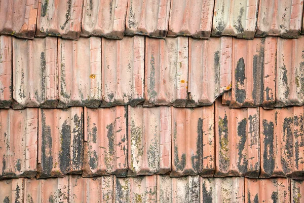 Superfície Close Telhas Cerâmicas Desgastadas Antigas Que Cobrem Telhado Edifício — Fotografia de Stock