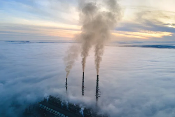 Vysoké Trubky Uhelné Elektrárny Černým Kouřem Pohybujícím Vzhůru Znečišťující Atmosférou — Stock fotografie