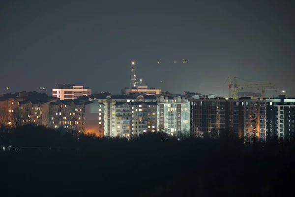 Ciemna Sylwetka Żurawi Wieżowych Placu Budowy Wysokich Budynków Mieszkalnych Nocy — Zdjęcie stockowe