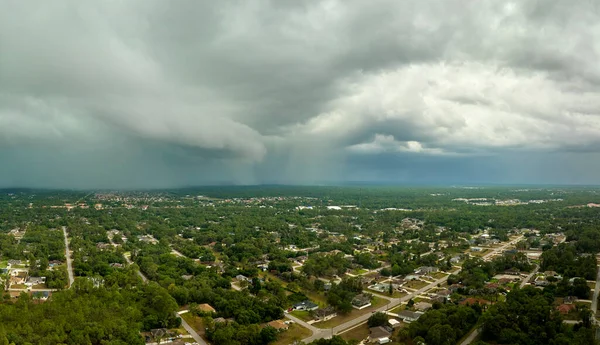 Kasvetli gökyüzünde kara fırtınalı bulutlar şekilleniyor. Şehir merkezine sağanak yağış gelmeden önce..