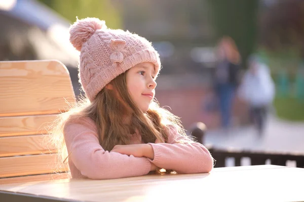 Retrato Menina Bonito Criança Chapéu Rosa Sentado Sozinho Café Rua — Fotografia de Stock