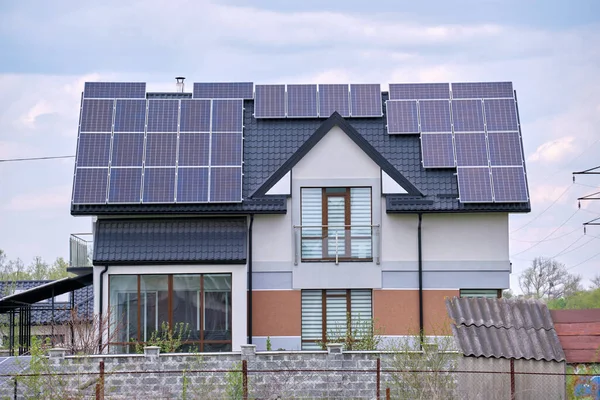 Privates Hausdach Mit Photovoltaik Paneelen Zur Erzeugung Sauberer Ökologischer Elektrizität — Stockfoto