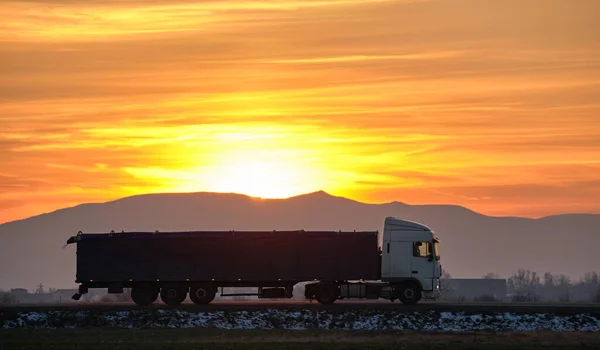 Semi Vrachtwagen Met Lading Aanhangwagen Rijden Snelweg Vervoeren Goederen Avond — Stockfoto