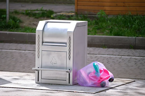 Paslanmaz çelik çöp tenekeleri. Şehir sokaklarında geri dönüşüm çöplerinin ayrı olarak atılması için..