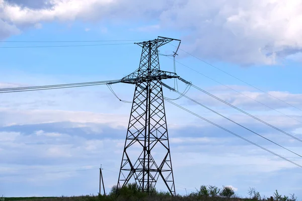 Yüksek voltajlı elektrik kablolarına sahip çelik sütun uzun mesafeli kablolardan elektrik enerjisi iletiyor..