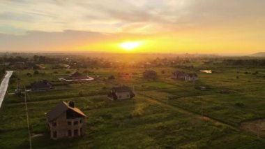 Gün batımında kırsal bölgedeki yerleşim yerlerinin hava görüntüsü.
