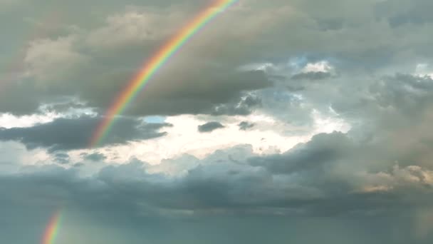 Colorido Arco Iris Contra Paisaje Nubes Oscuras Ominosas Que Forman — Vídeo de stock