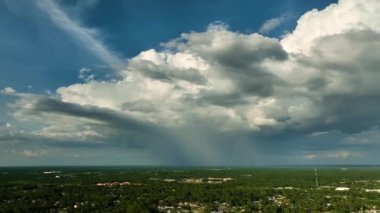 Kasaba üzerinde sağanak fırtınadan önce fırtınalı gökyüzünde oluşan kara uğursuz bulutların manzarası..