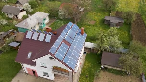 Fotovoltaikus Panelek Vákuum Levegő Napkollektorok Vízmelegítésre Tiszta Elektromosság Előállítására Háztetőre — Stock videók