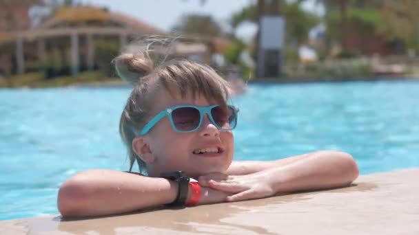 Retrato Menina Criança Feliz Relaxando Lado Piscina Dia Ensolarado Verão — Vídeo de Stock