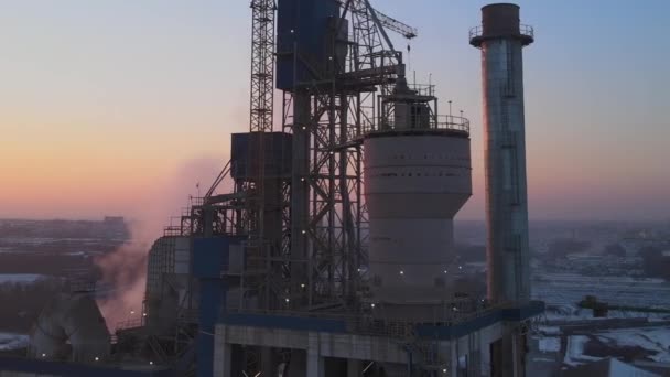 Luftfoto Cementfabrikstårn Med Høj Betonkonstruktion Industriområdet Ved Solnedgang Fremstillingsvirksomhed Globalt – Stock-video