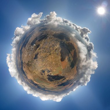 Güneşli bir günde, küçük gezegen Dünya 'nın beyaz kabarık kümülüs bulutlarıyla kaplı yüksek irtifasından hava manzarası..