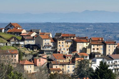 Fransa 'nın Auvergne-Rhone-Alpes bölgesindeki Puy-de-Dome departmanındaki Thiers kasabasının yoğun tarihi manzarası. Eski binaların çatıları ve dar sokaklar.