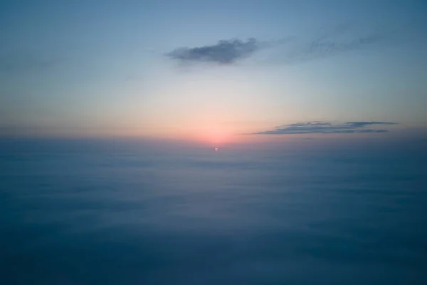 高密度のパフィー積雲の高高度からの空中ビューの夜に飛んでいる 飛行機の窓からの素晴らしい夕日視点 — ストック写真