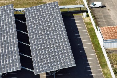 Otoparkın üzerine temiz enerjinin etkin üretimi için park etmiş arabaların güneş panelleri yerleştirildi..