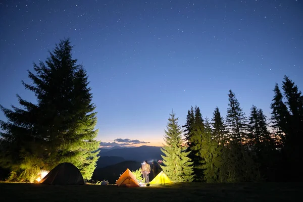 Hell Erleuchtete Zelte Leuchten Auf Dem Zeltplatz Dunklen Bergen Unter — Stockfoto