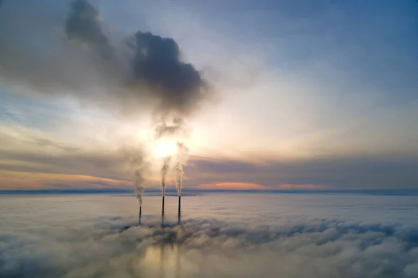 Planta Carbón Tuberías Altas Con Humo Negro Moviéndose Hacia Arriba —  Fotos de Stock