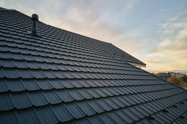 Close Van Het Dak Van Het Huis Bedekt Met Keramische — Stockfoto