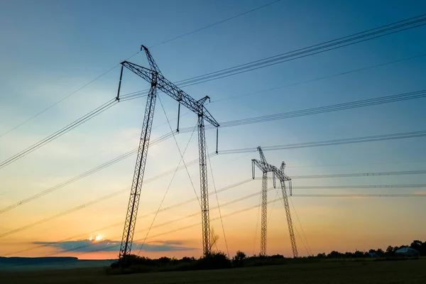 Silhouette Scura Delle Torri Alta Tensione Con Linee Elettriche All — Foto Stock