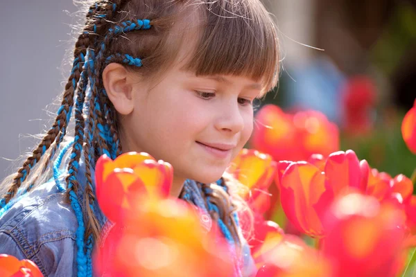 Glad Barn Flicka Leker Sommar Trädgård Njuter Söt Doft Röda — Stockfoto
