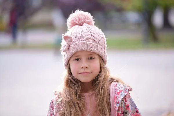 Porträtt Söt Liten Barn Flicka Rosa Hatt — Stockfoto