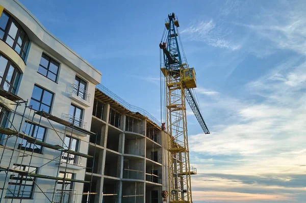 Turmdrehkräne Auf Der Baustelle Hoher Wohnhäuser Immobilienentwicklung — Stockfoto