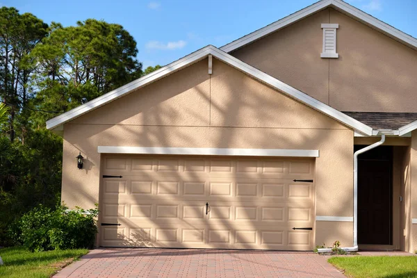 Wide Garage Double Door Concrete Driveway New Modern American House — стоковое фото