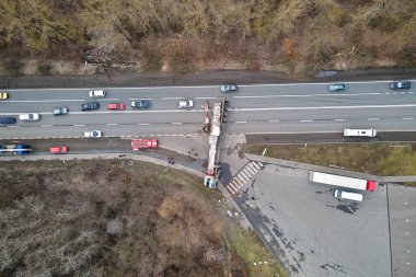 Trafik engellenmiş bir kamyon ile trafik kazası görüntüsü.