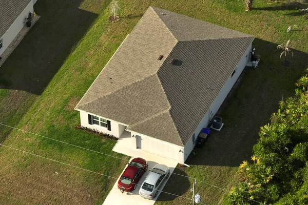 Luftaufnahme Eines Typisch Zeitgenössischen Amerikanischen Privathauses Mit Dachterrasse Mit Asphaltschindeln — Stockfoto