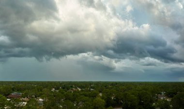 Kasvetli gökyüzünde kara fırtınalı bulutlar şekilleniyor. Şehir merkezine sağanak yağış gelmeden önce..