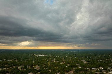 Kasvetli gökyüzünde kara fırtınalı bulutlar şekilleniyor. Şehir merkezine sağanak yağış gelmeden önce..