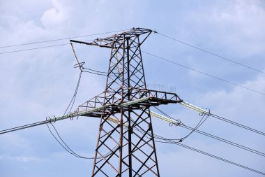Elektrik hatları olan yüksek voltaj kulesi elektrik enerjisini kablolardan geçiriyor..